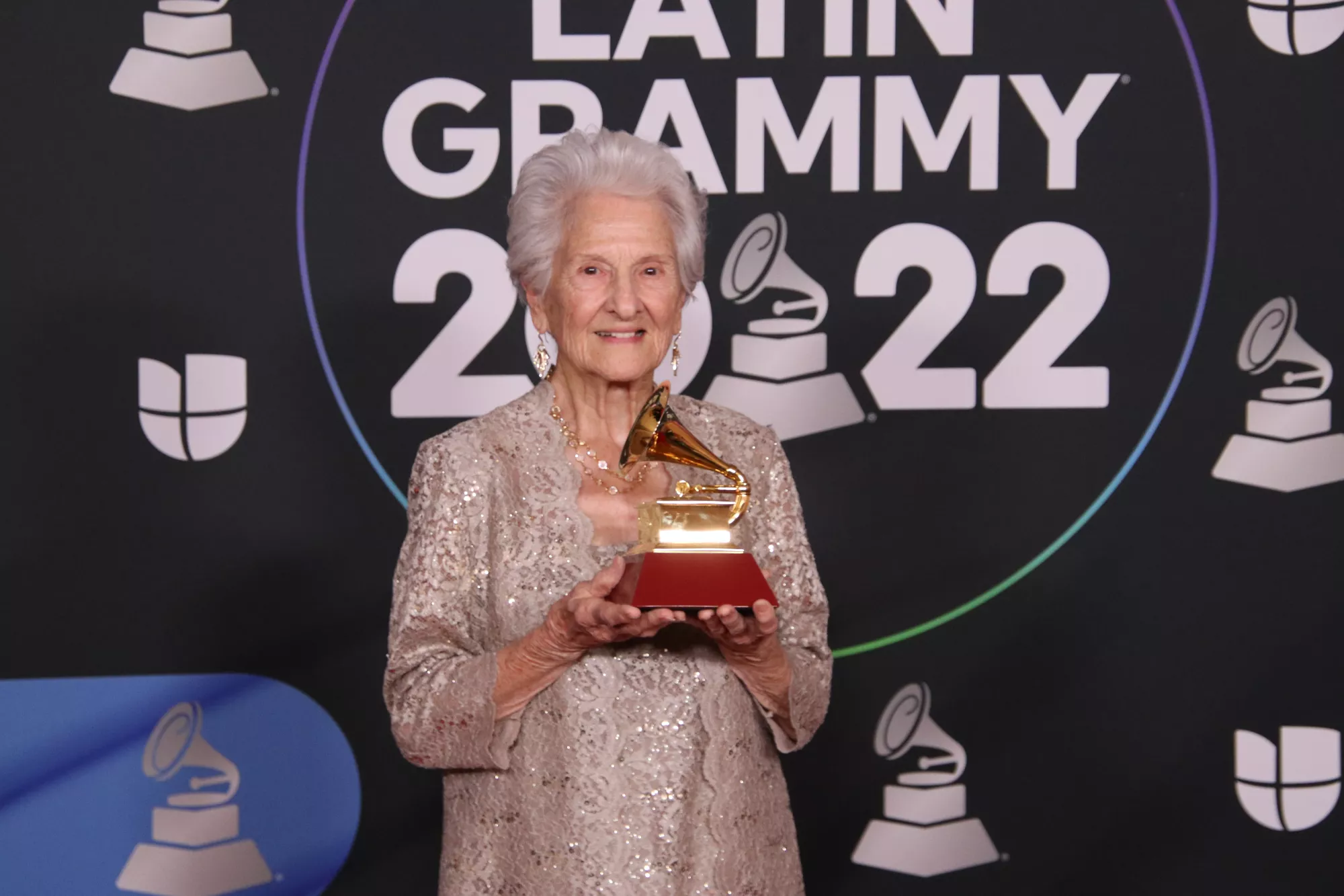 Ángela Álvarez desafía las reglas del tiempo al recibir el Latin Grammy